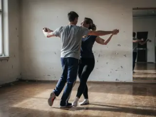 Tanssipari harjoittelee studiossa.