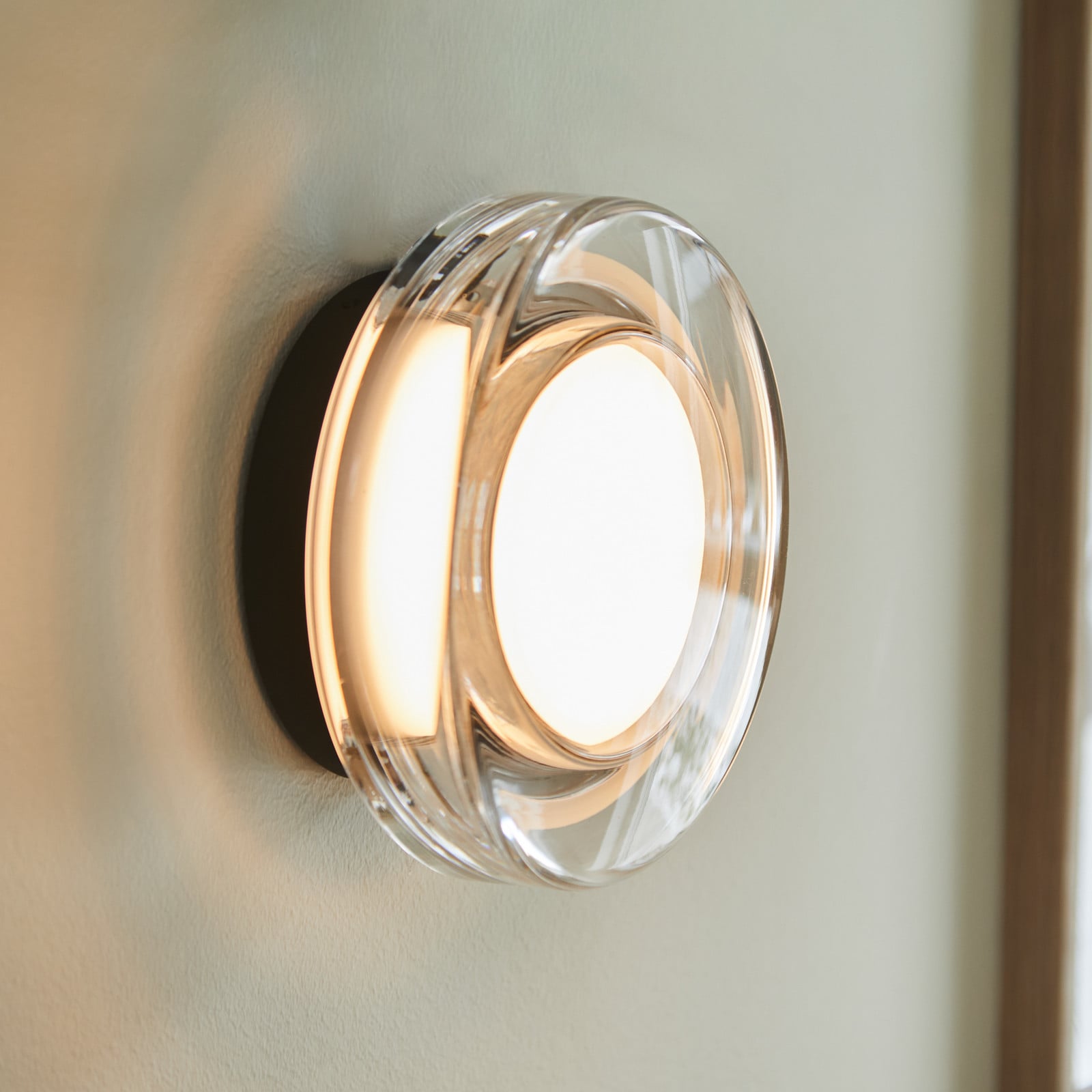 Hugo LED-seinävalaisin, musta/kirkas, Ø17 cm, IP65 – LOOM DESIGN - Olohuone - Moderni - Muovi -
